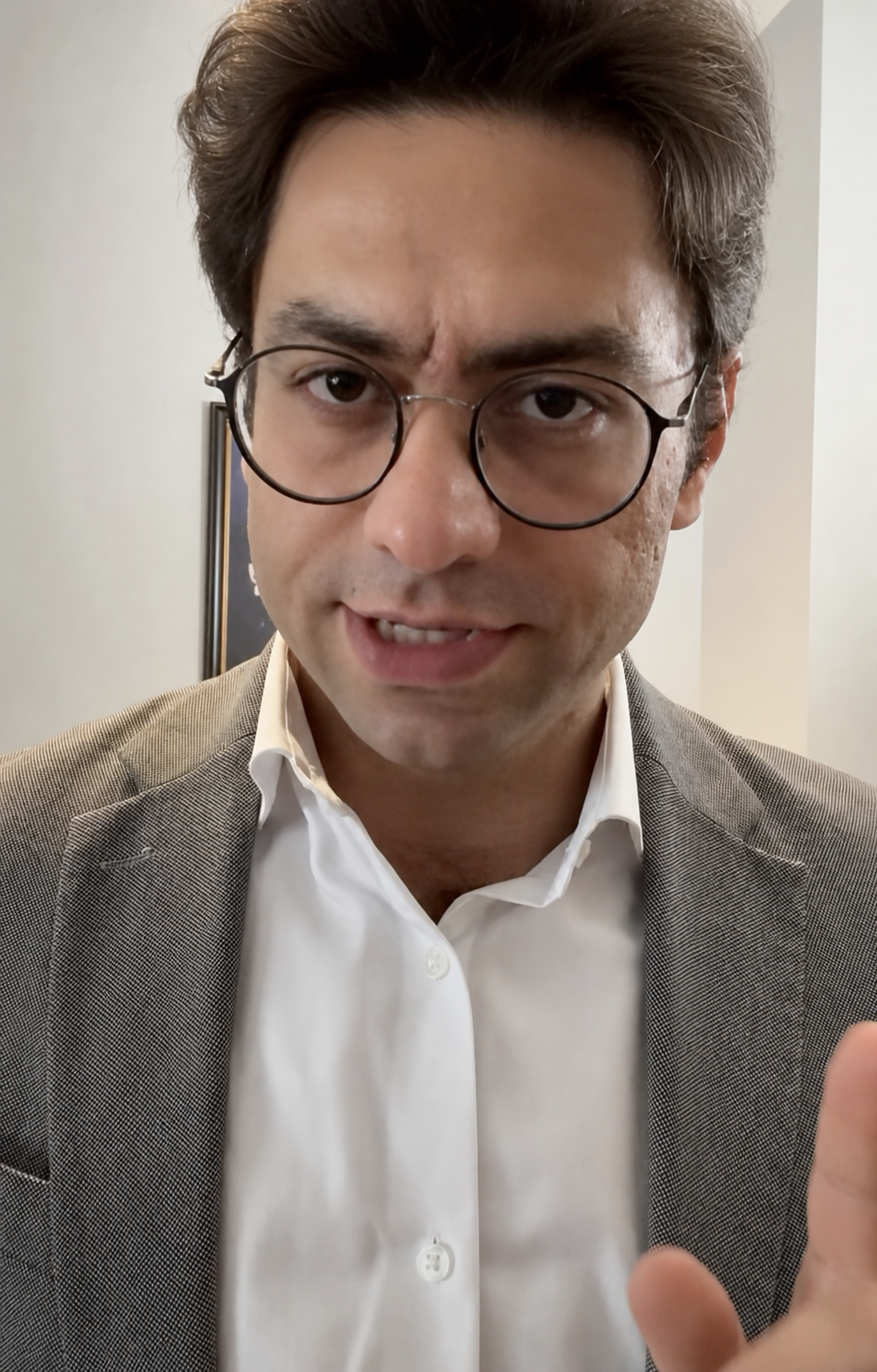 Tarif Homsi speaking to camera about AI stocks.